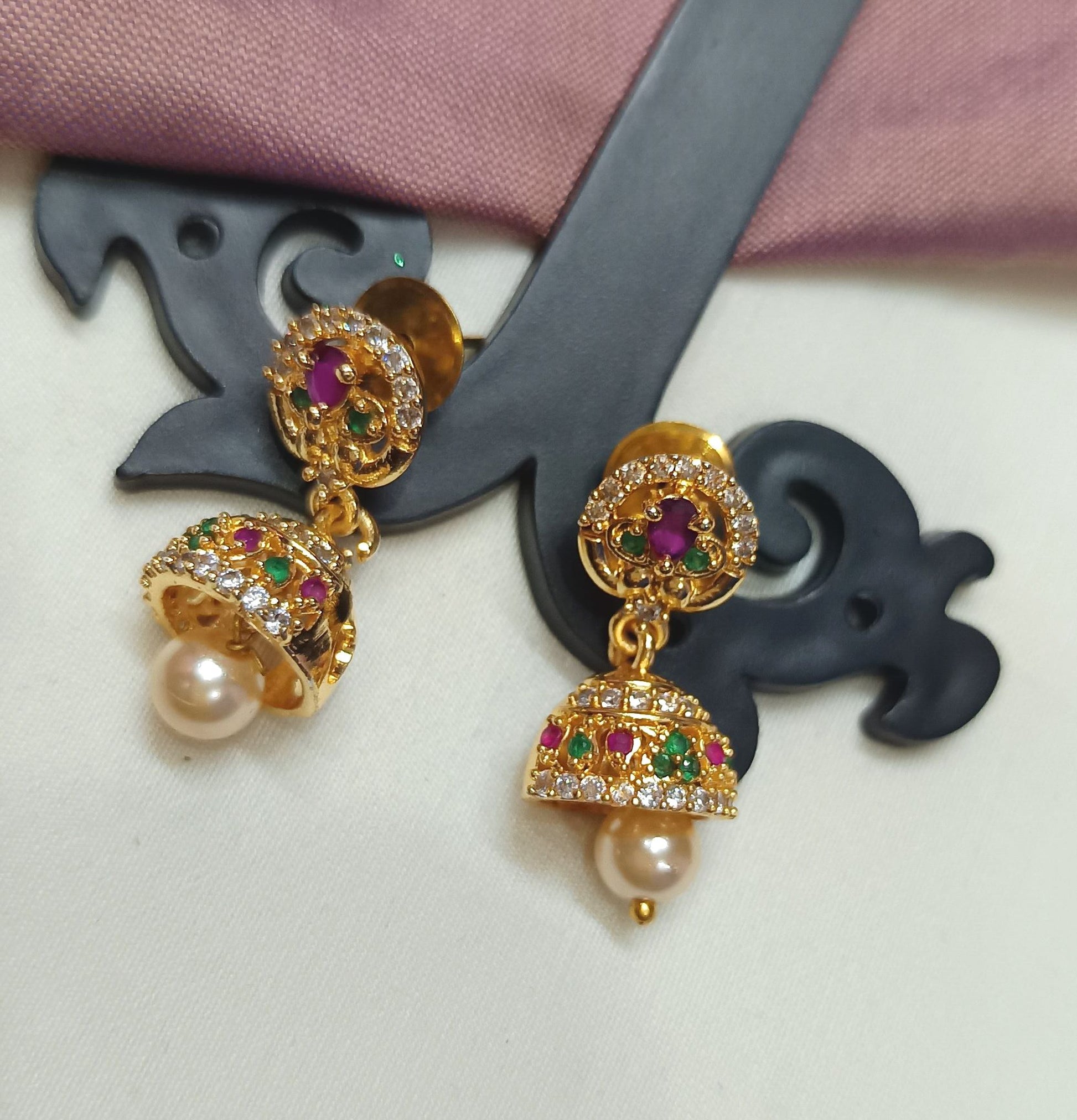 Alluring round head Jumki